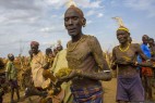 埃塞俄比亚部落涂抹粪便庆祝和平_大千世界