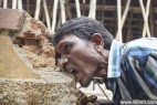 奇葩！印度男子嗜好啃食砖块泥巴_大千世界