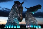 苏格兰点亮30米高马头雕像引惊叹_大千世界