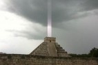 玛雅金字塔现神秘光柱 ＂世界末日＂？_大千世界