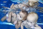 令人惊讶!英国9月大双胞胎能独自游泳_大千世界